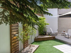 Plant, Building, Land Lot, Road Surface, Shade, Tree, Grass, Shrub, Residential Area, Outdoor Furniture