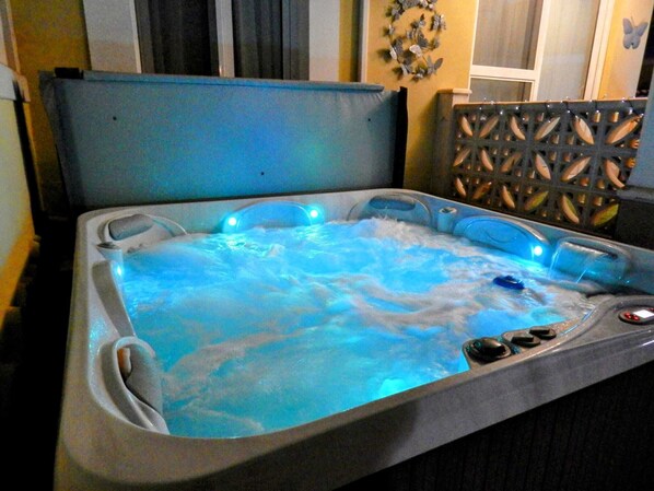 Outdoor spa tub