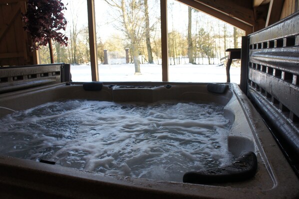 Outdoor spa tub