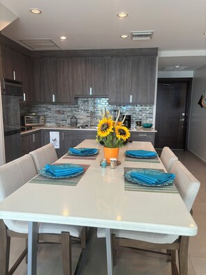 Full Kitchen with Dining Table for 4