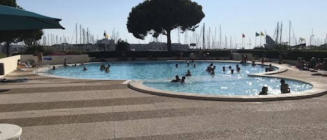 Très belle piscine dans les jardins côté port