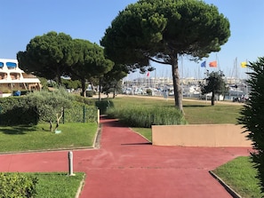 Idéalement situé entre les marinas de Port Camargue et la plage nord