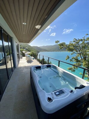 Hot tub overlooking Magens Beach