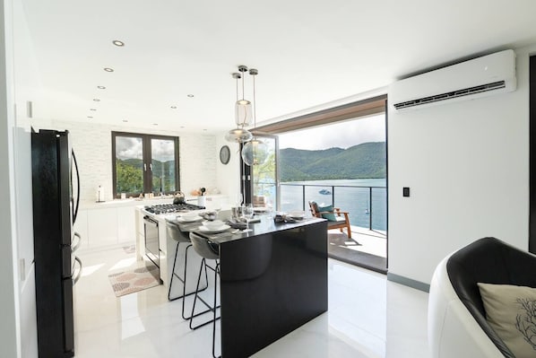 Cooking in this kitchen is just a dream come true, look at that view. Watch turtles emerge from the water!!