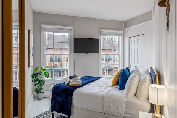 Bedroom 1 - Main Floor. Queen Bed