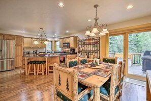 Dining Area | Dishware & Flatware Provided