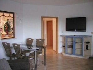 Wohnzimmer mit Essecke und HDTV