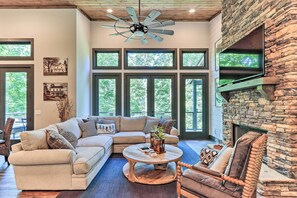 Living Room | Free WiFi | Smart TV | Fireplace