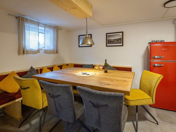 Möbel, Tabelle, Eigentum, Fenster, Holz, Gebäude, Stuhl, Interior Design, Fussboden, Cabinetry