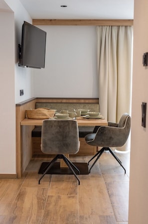 Gebäude, Eigentum, Möbel, Tabelle, Holz, Stuhl, Interior Design, Flooring, Wohnzimmer, Komfort
