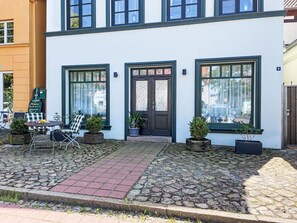 Pflanze, Gebäude, Fenster, Himmel, Grün, Haus, Baum, Natürliche Landschaft, Grundstueck, Gras