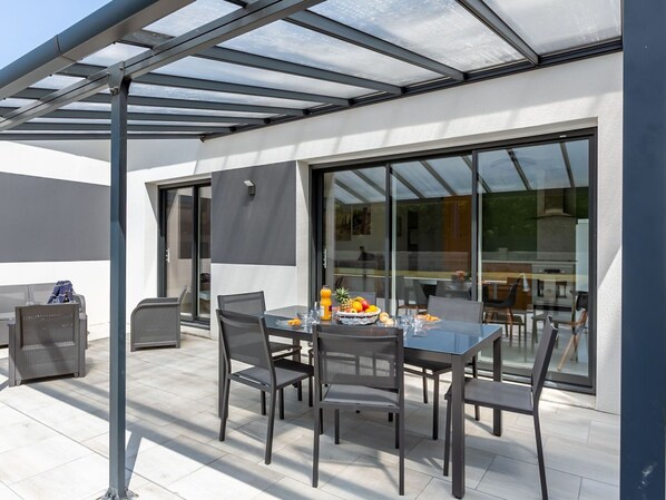 Gebäude, Möbel, Tabelle, Eigentum, Fenster, Stuhl, Schatten, Interior Design, Fussboden