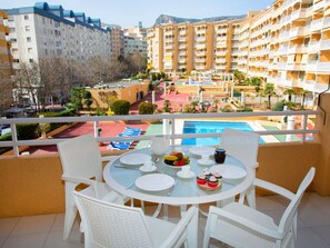 Table, Bâtiment, Meubles, Propriété, Ciel, Chaise, Fenêtre, Vaisselle, Design Intérieur, Mobilier De Jardin