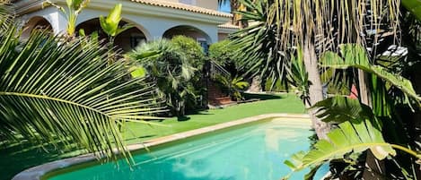 Casa Roan with beautiful garden and pool