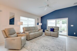 Living Room | Smart TV w/ Cable | Free WiFi | Central A/C & Heating