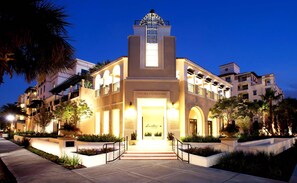 Alfond Inn Night View 1 3 premier ada