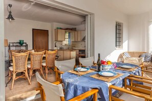 1st floor balcony with large dining table