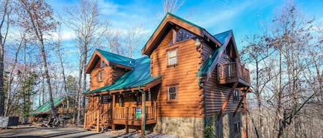 Gatlinburg's Smoky Treeshouse Lodge