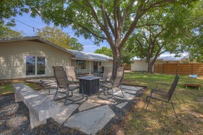 Entertainers Backyard with Fire Pit and Outdoor Seating!