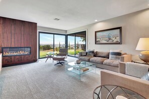 Living Room w/Views Overlooking Paso