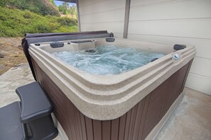 Hot Tub seats 6