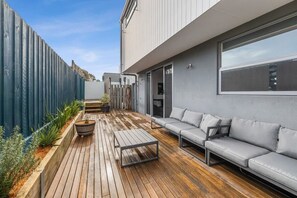 This modern Australian beach-style villa boasts sensational outdoor entertaining