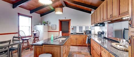 Excellent kitchen for family meals!!