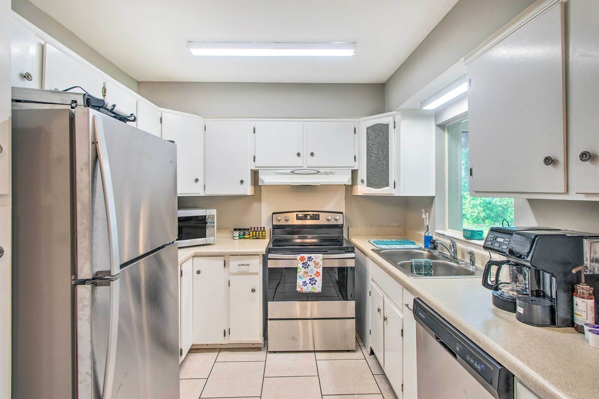 Pet-Friendly Brunswick Retreat w/ Gas Grill!