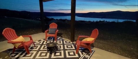 Relaxing views of Lake Roosevelt with propane fire pit