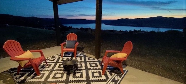 Relaxing views of Lake Roosevelt with propane fire pit