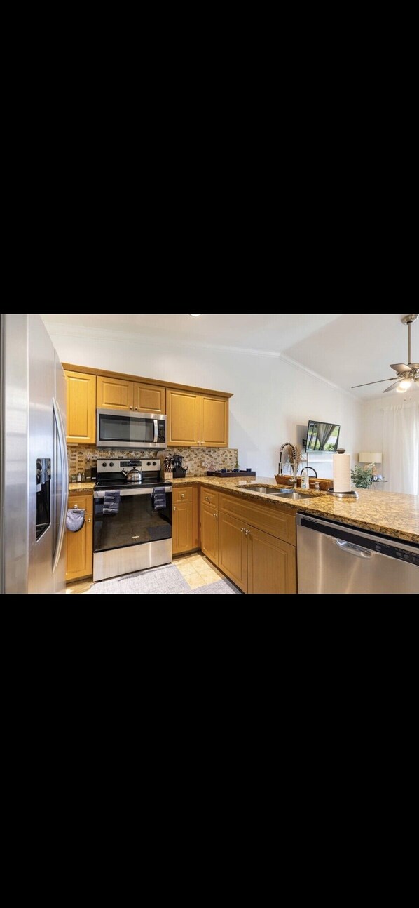 FULL KITCHEN