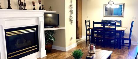 Flooring,Hardwood,Furniture,Living Room,Indoors