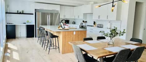 Kitchen and dining table, plus 4 countertop chairs at the island