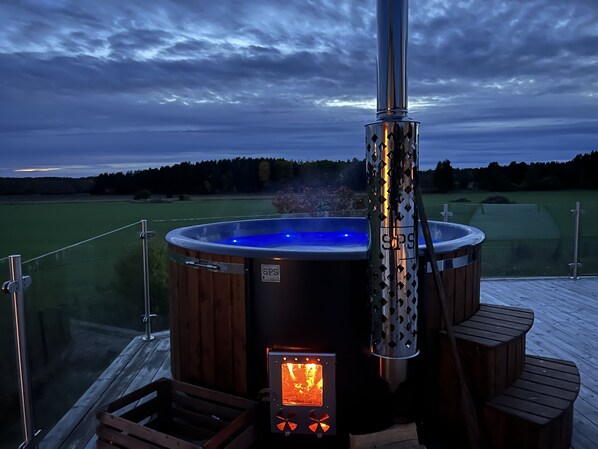 Outdoor spa tub