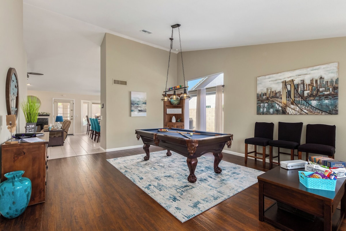 Resort Style Home w/ Private Heated Pool,Putting Green, Pool Table. Near Phoenix