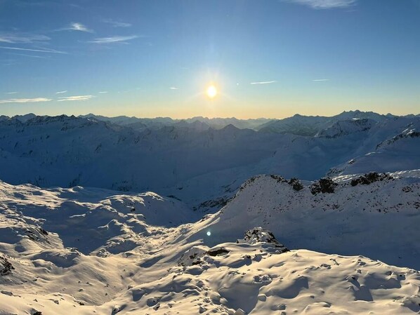 Région de vacances Andermatt-Sedrun-Disentis
Ouvert de novembre à mai, Gemsstock, 2 961 mètres d'altitude.