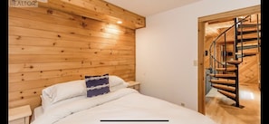 Master - Queen bed