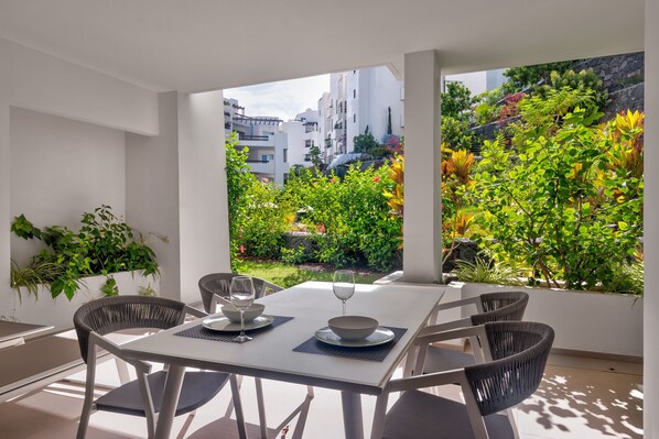 Grande terrasse avec table à manger