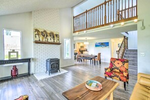 Living Room | Fireplace | Free WiFi