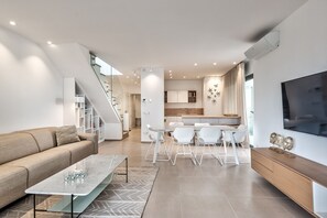 Beautiful spacious living room with dining room and fully equipped kitchen