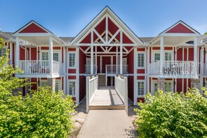 Welcome to The Hansom - your bright and stylish home base in Oro-Medonte.
