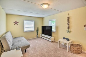 Living Room | Futon | Flat-Screen TV w/ Cable | WiFi | Window A/C Unit