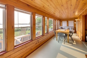 Sunroom | Futon | Free WiFi