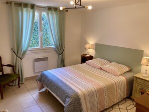 La chambre des adultes avec un lit double 140x190