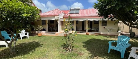 La vue des bungalows du jardin. 