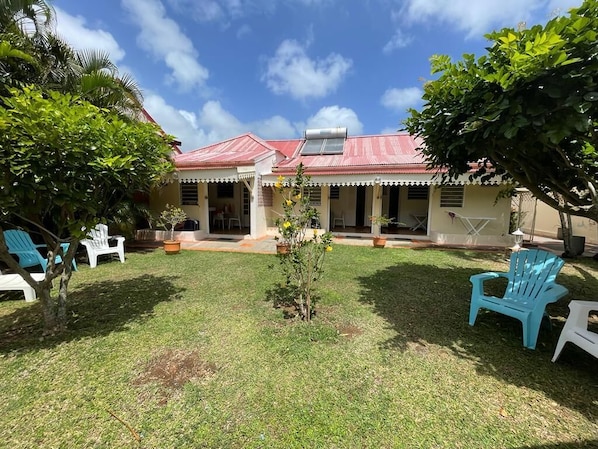 La vue des bungalows du jardin. 