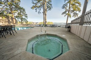 Hot-Tub with a Great View of the Lake