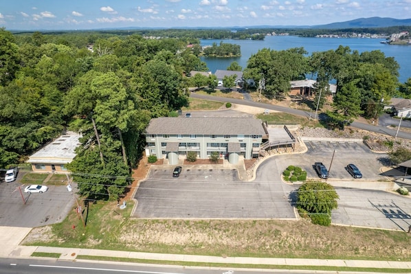 Hwy 7 South with Views of Lake Hamilton