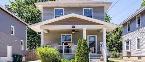 Welcome to The Oakley Charmer! Your Home Getaway in Cincinnnati