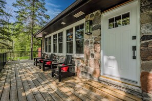 Start your day on the front deck with forest views and birdsong. Perfect for morning coffee, golden hour chats, or a quiet evening by the woods.